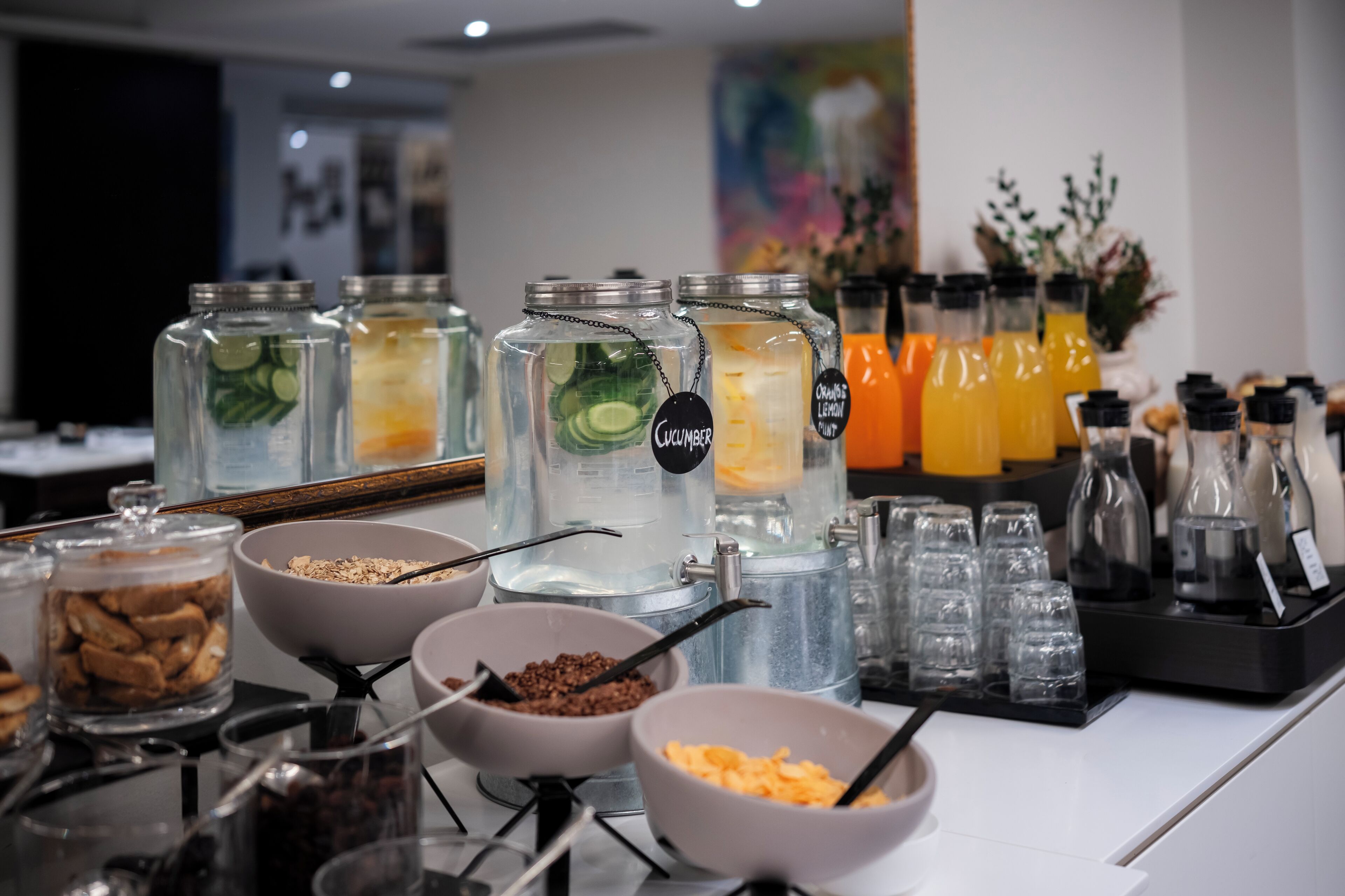 Ein reichhaltiges Frühstücksbuffet mit verschiedenen Speisen und Getränken.