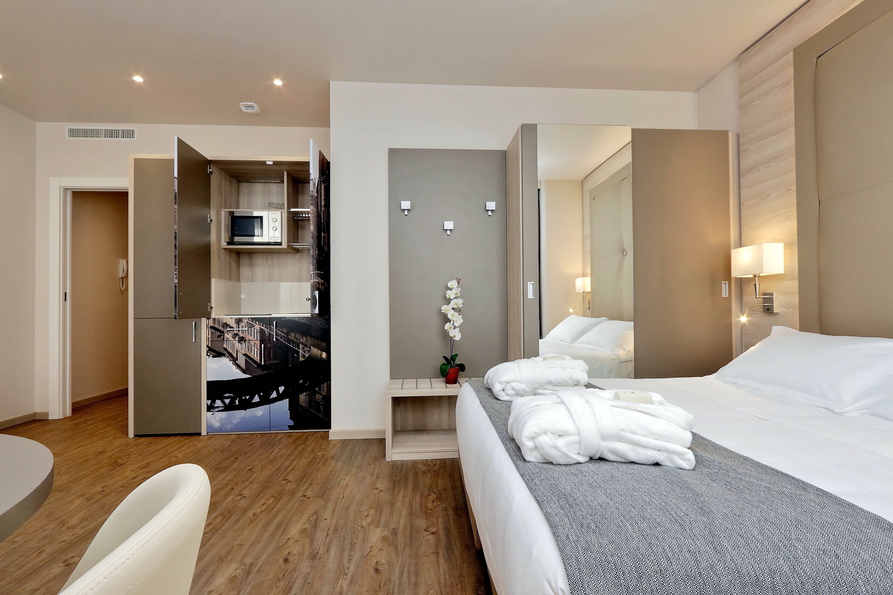 Refrigerador, microondas, parrilla de estufa y cafetera de espresso 