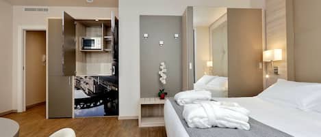 Een koelkast, een microgolfoven, een kookplaat, een espressoapparaat