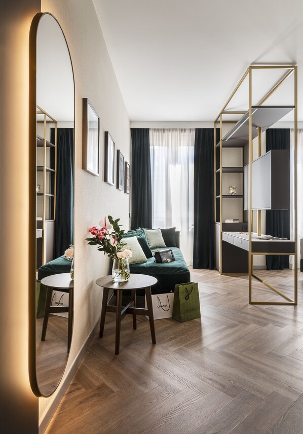 Camera Prestige | Living area | 40-inch Smart TV with satellite channels, TV