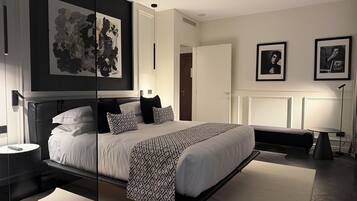 Suite Terrazza | Down comforters, in-room safe, individually furnished, desk