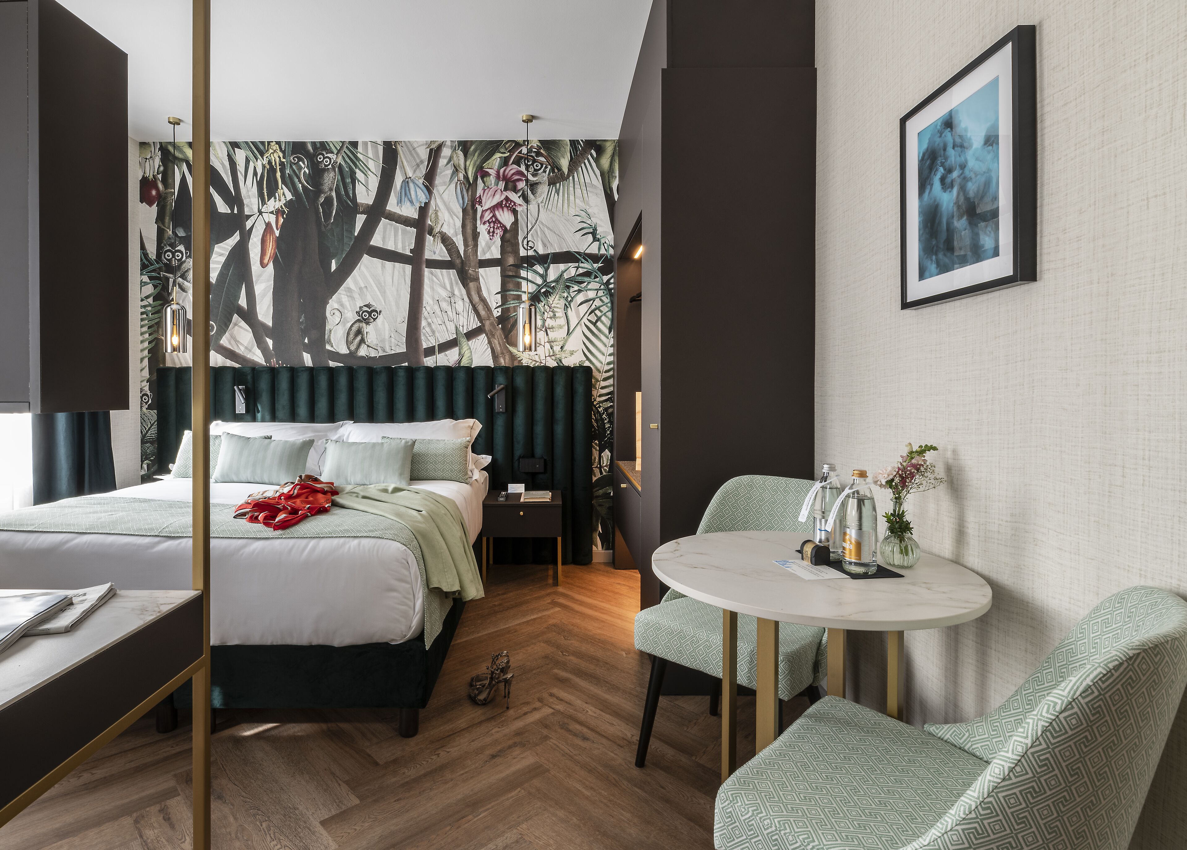 Une chambre d’hôtel moderne avec un grand lit, un bureau et une table ronde.