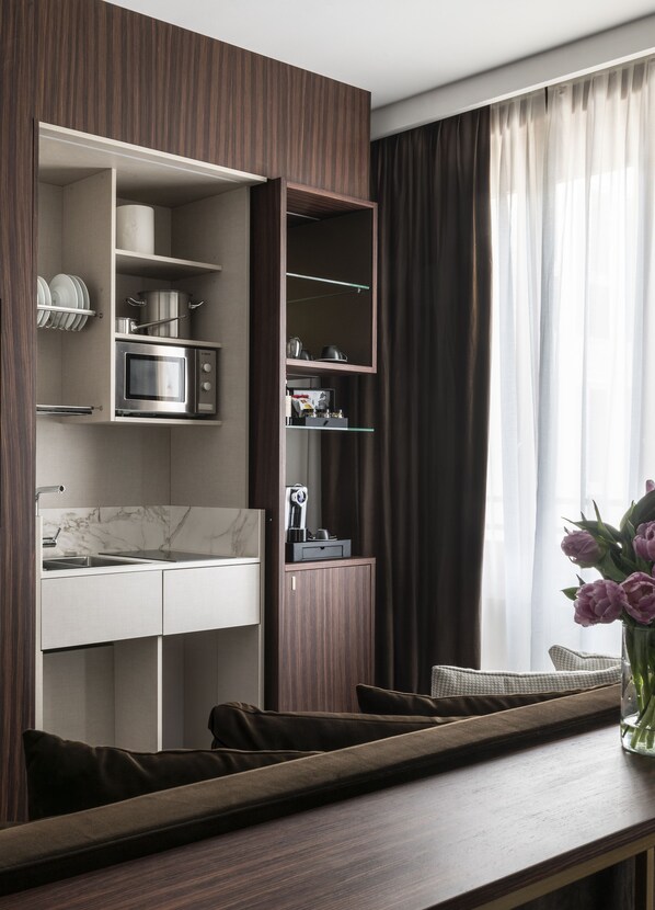 Camera Executive Prestige | Private kitchen | Fridge, microwave, stovetop, espresso maker - Duomo Hotel & Apartments (Milan)