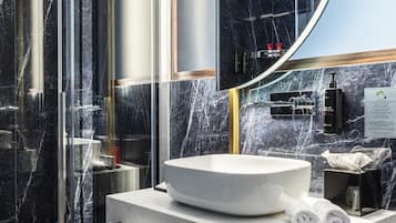 Camera Executive | Bathroom | Shower, rainfall showerhead, free toiletries, hair dryer