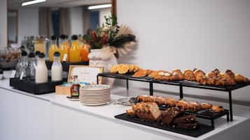 Colazione a buffet, servita tutte le mattine (23 EUR a persona)