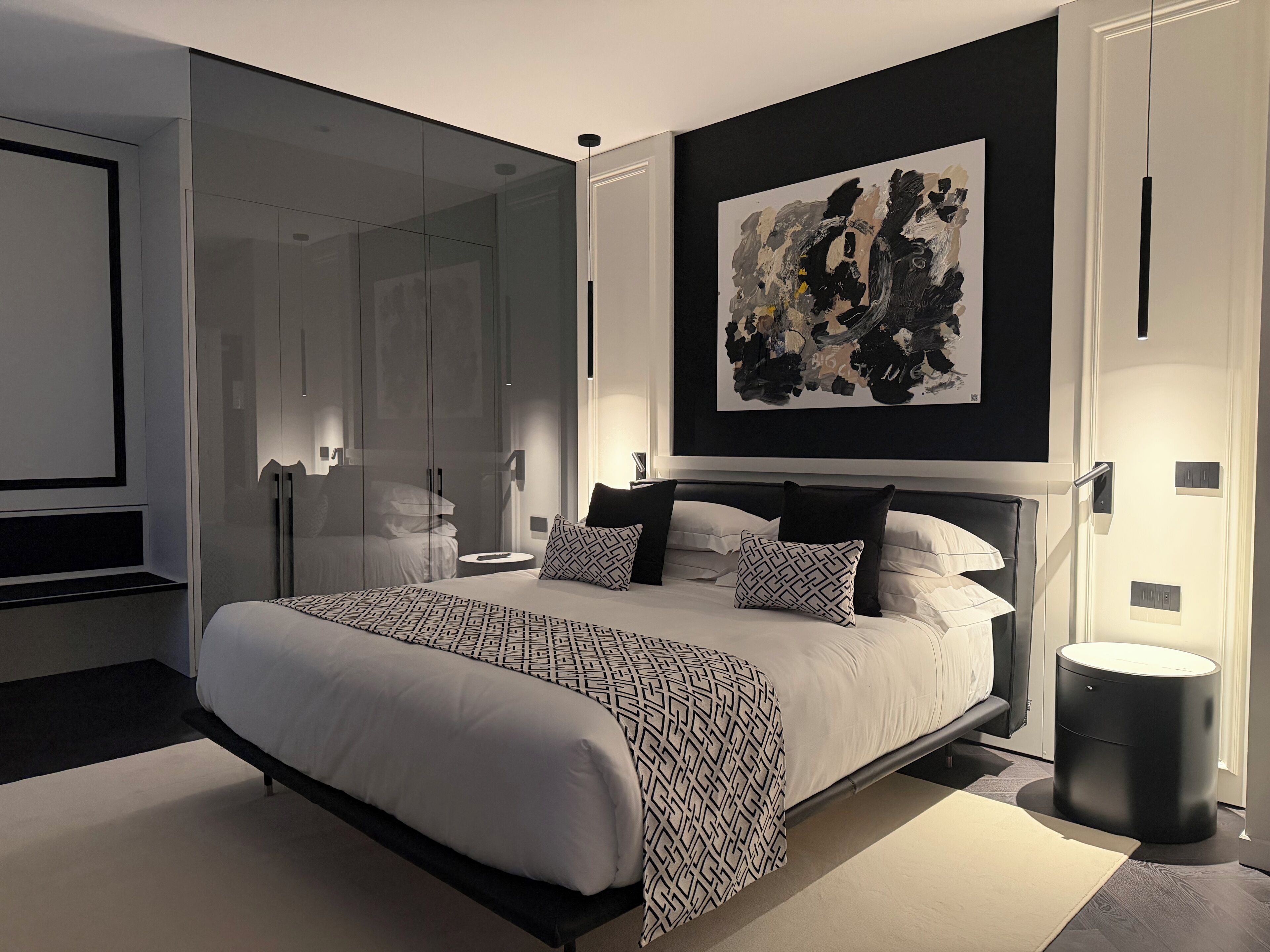 Suite Terrazza | Down comforters, in-room safe, individually furnished, desk