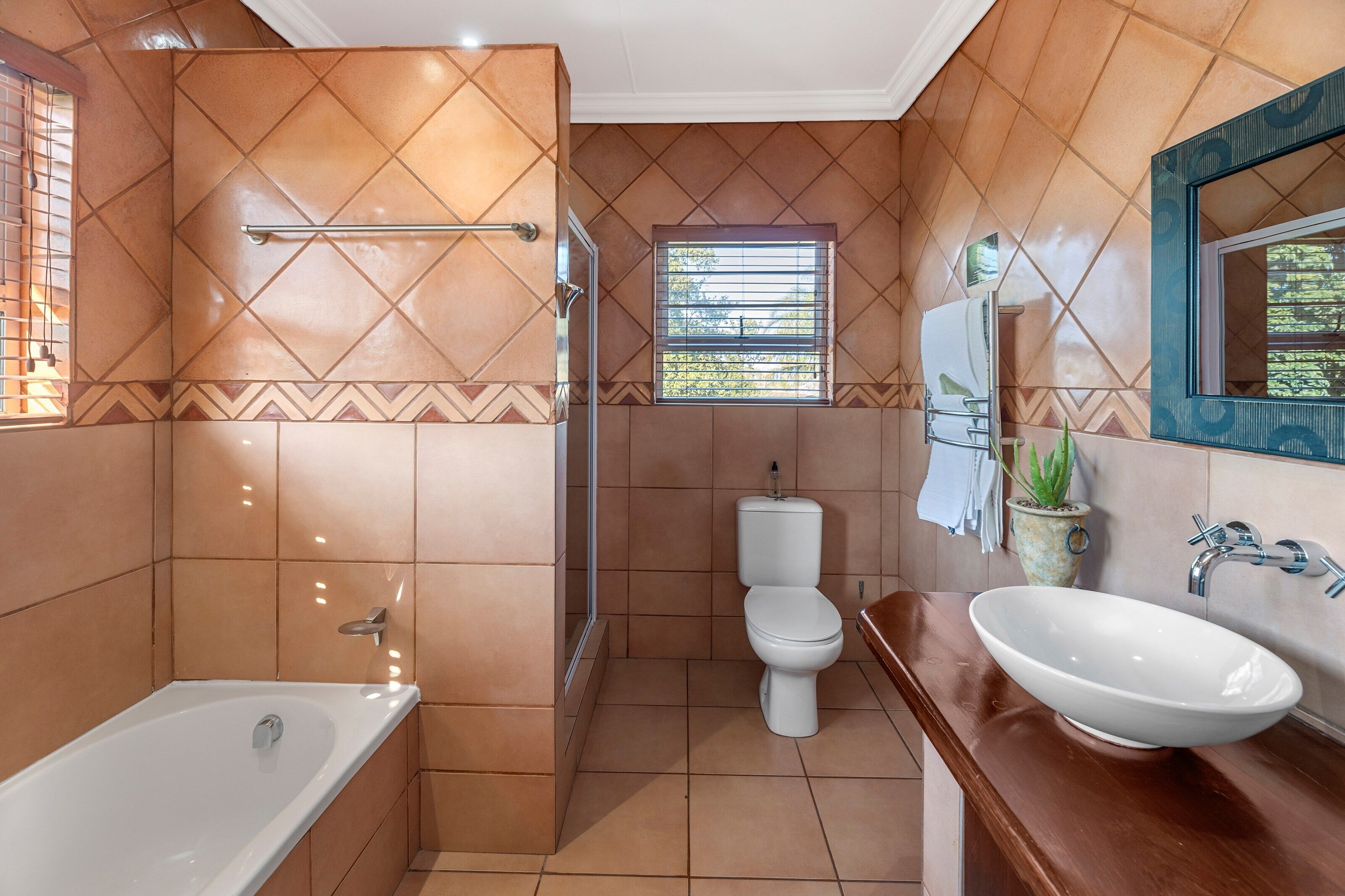 Une salle de bain moderne avec une baignoire, des toilettes et un lavabo.