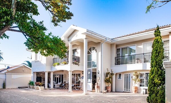 Front of property - Arum Guest House (East London)