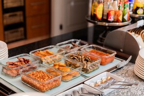 Free daily buffet breakfast  - Arum Guest House (East London)