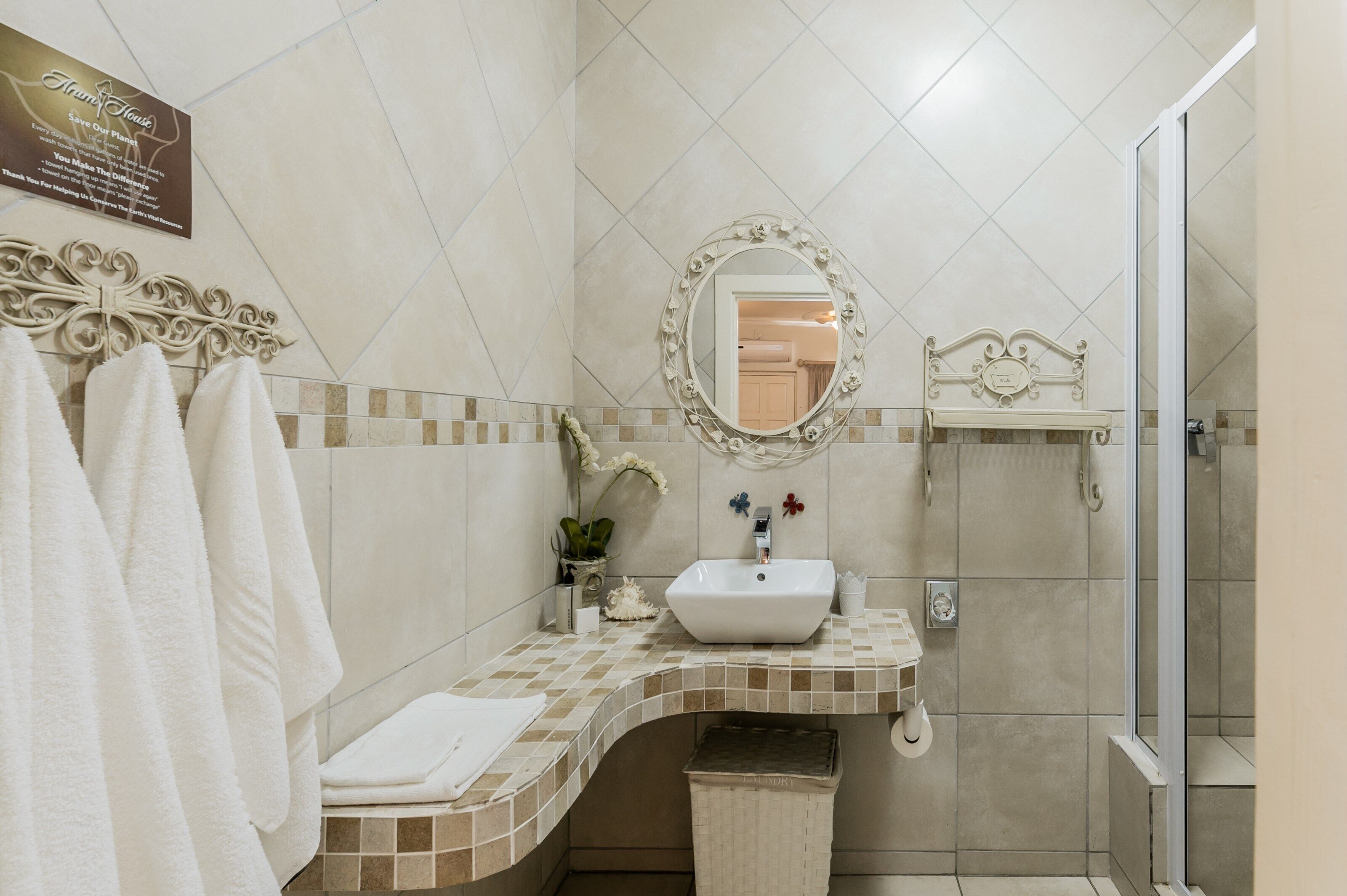 Doppia Luxury, 1 letto queen | Bagno | Doccia, set di cortesia gratuito, asciugacapelli, asciugamani