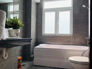 Bañera, artículos de tocador gratuitos, secador de pelo, pantuflas