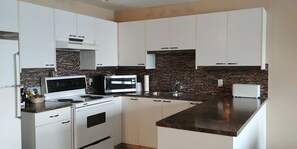 Fridge, microwave, coffee/tea maker - Travelodge by Wyndham Lacombe (Lacombe)