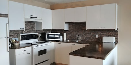 Refrigerador, microondas, cafetera/tetera