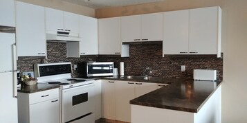 Refrigerador, microondas, cafetera/tetera