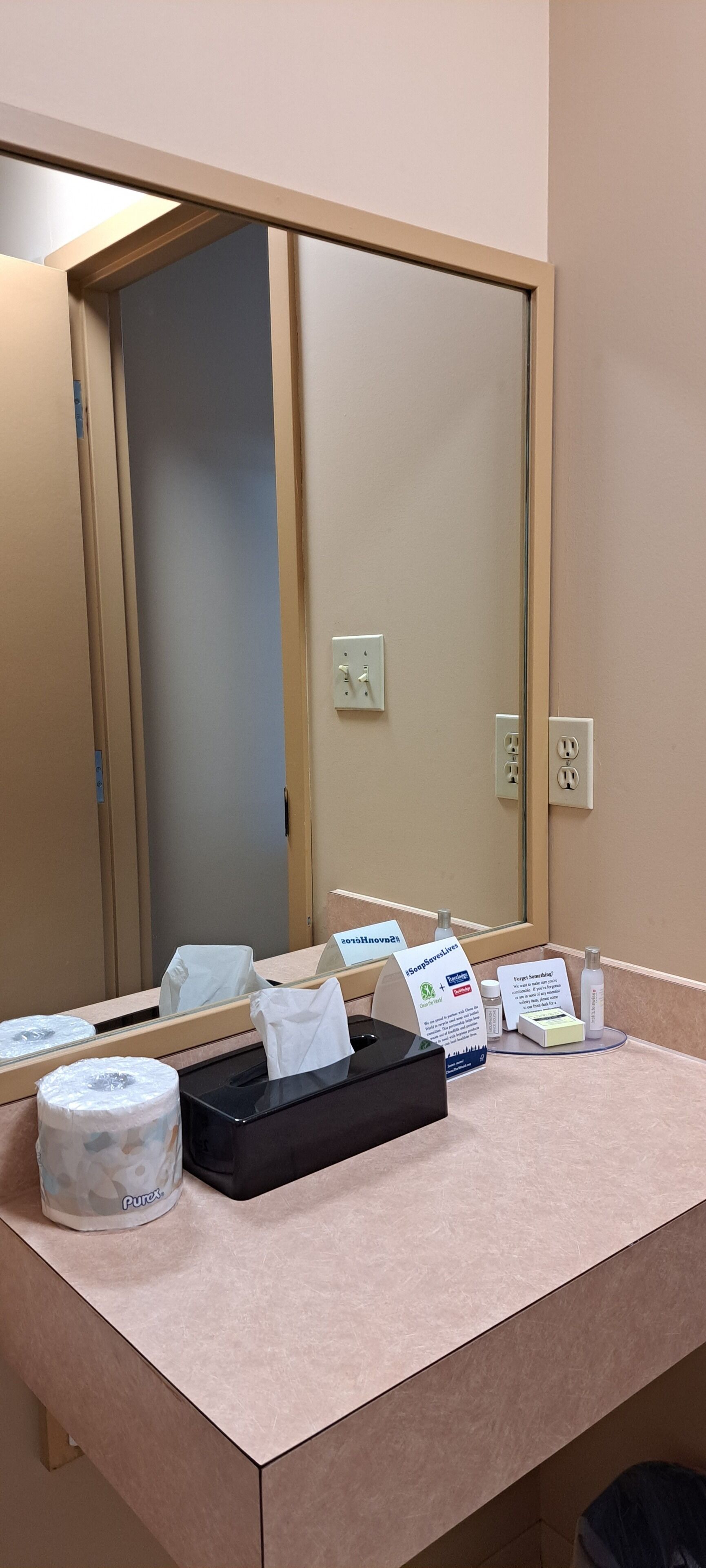 business room, 1 king bed, non smoking | bathroom | combined shower/bathtub, free toiletries, hair dryer, towels