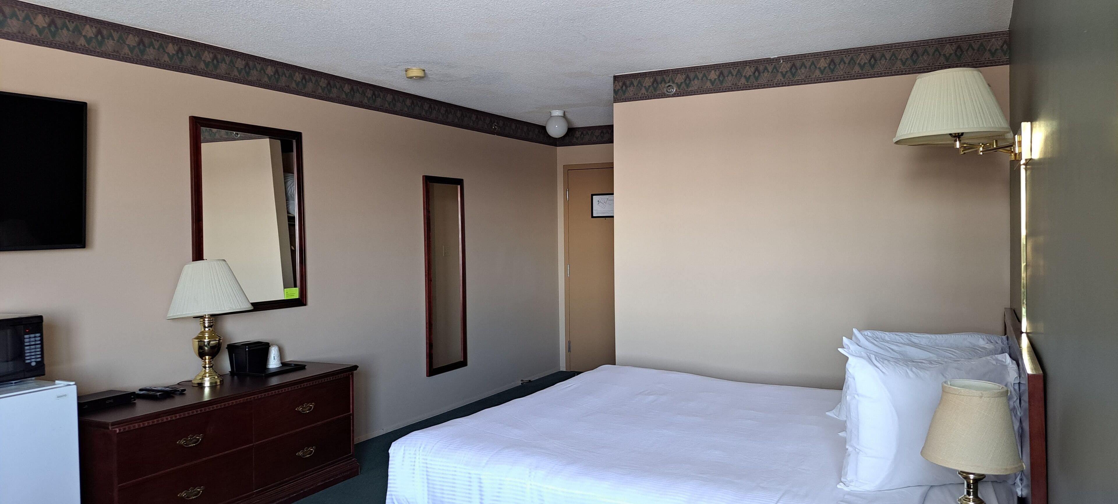 business room, 1 king bed, non smoking | desk, blackout curtains, iron/ironing board, cots/infant beds