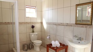 Hair dryer (on request), towels, soap, shampoo - The Kraal Addo Country Estate (Addo)