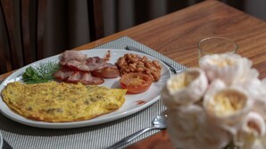 Daily cooked-to-order breakfast for a fee - The Kraal Addo Country Estate (Addo)