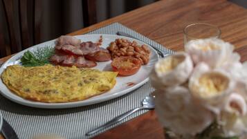 Daily cooked-to-order breakfast (ZAR 100 per person)
