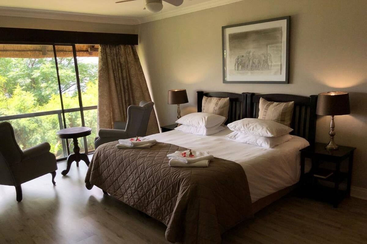 Luxury Room 8 | Free WiFi, bed sheets