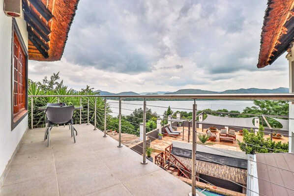 Platinum Suite | Terrace/patio - Galagos Lodge (Hartbeespoort)