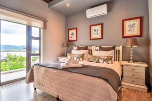 Comfort Room | Free WiFi, bed sheets - Galagos Lodge (Hartbeespoort)