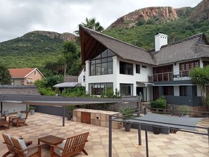 Front of property - Galagos Lodge (Hartbeespoort)