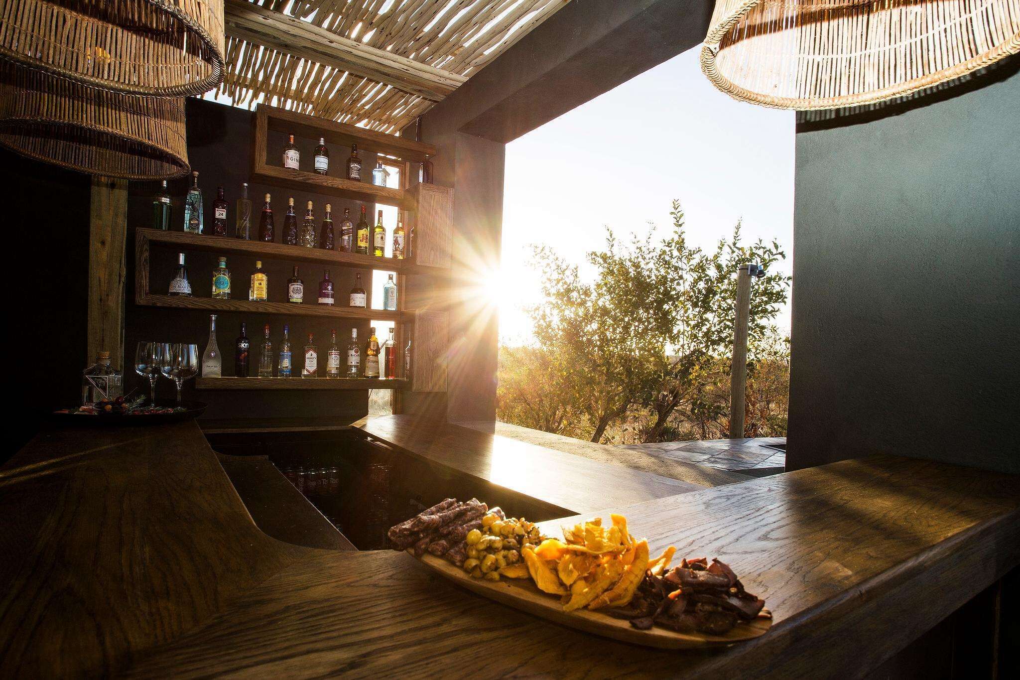 2 bares y bar junto a la piscina