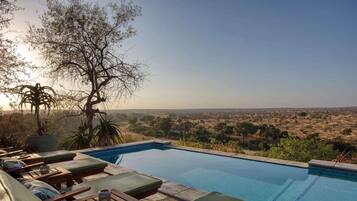 Hồ bơi ngoài trời, hồ bơi vô cực, dù/ô trên bãi biển/hồ bơi