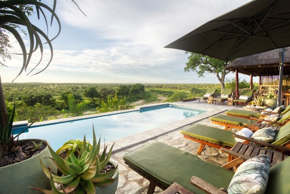 Ulkouima-allas, ääretön uima-allas, aurinkovarjoja, aurinkotuoleja