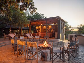 Petit déjeuner, déjeuner et dîner servis sur place, vue sur le jardin