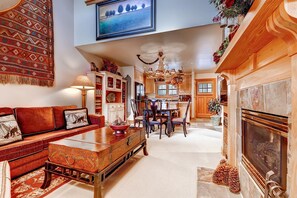 Lägenhet Premium - 2 sovrum - icke-rökare - utsikt mot bergen | Vardagsrum | Platt-tv, eldstad och dvd-spelare