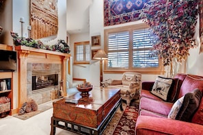 Lägenhet Premium - 2 sovrum - icke-rökare - utsikt mot bergen | Vardagsrum | Platt-tv, eldstad och dvd-spelare