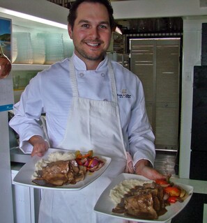Petit déjeuner et dîner servis sur place