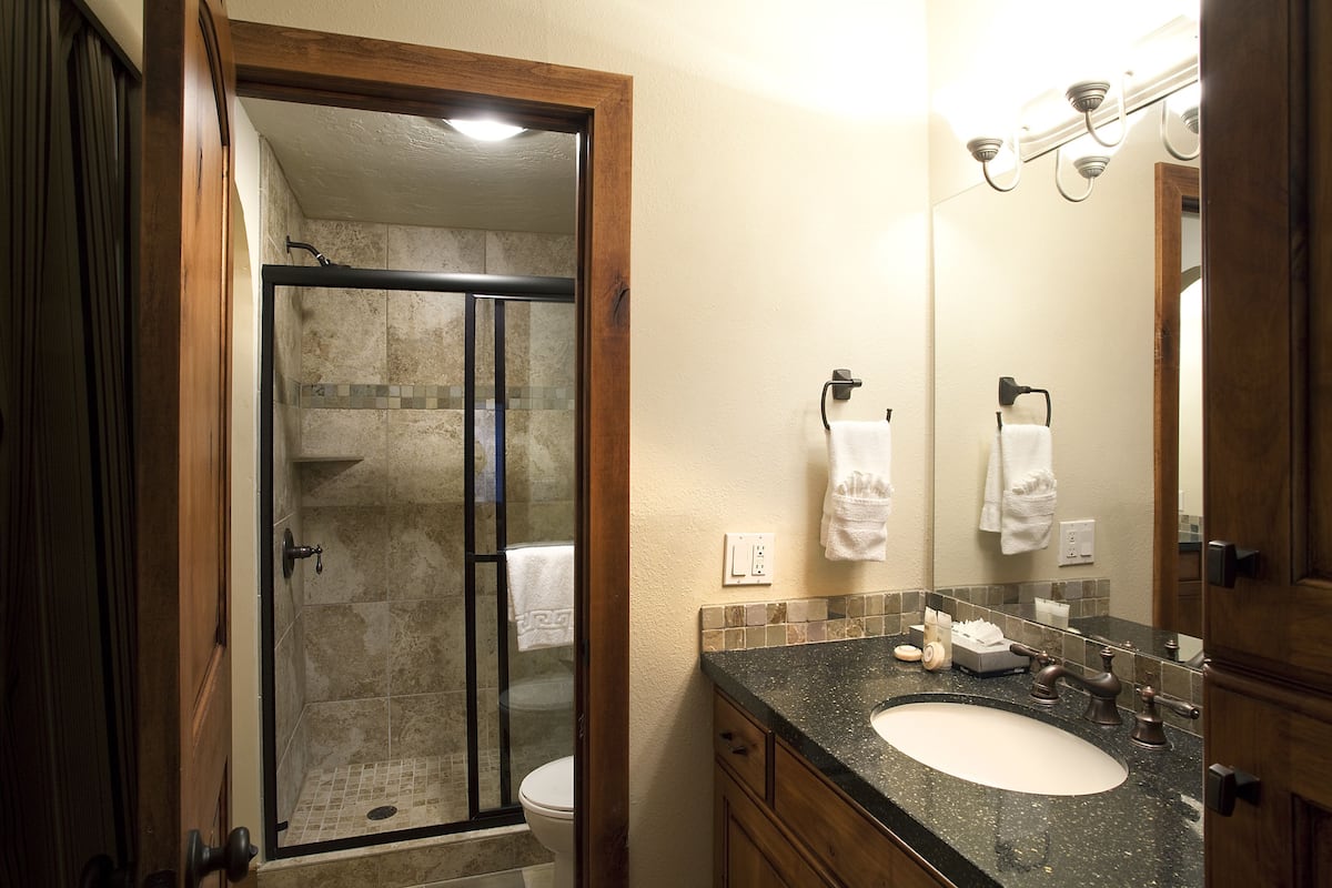 Townhouse Standar, 2 kamar tidur, Bebas Asap Rokok, pemandangan gunung | Kamar mandi | Kombinasi shower/bathtub, perlengkapan mandi gratis,  dan handuk