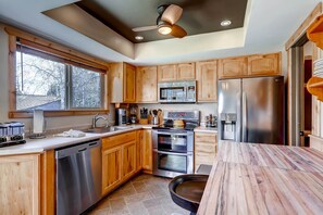 xxxPremium Townhome, 4 Bedrooms, Non Smoking, Mountain View | Private kitchen | Full-sized fridge, microwave, stovetop, dishwasher - Hidden Creek Condos by Vacasa (Park City)