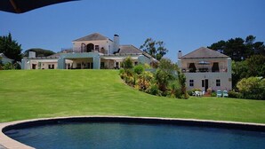 Outdoor pool, pool umbrellas, pool loungers - Majini Guest House (Cape Town)