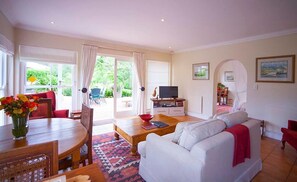 Cottage | Living room | Flat-screen TV, DVD player