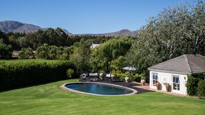 Outdoor pool, pool umbrellas, pool loungers - Majini Guest House (Cape Town)
