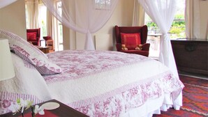 Egyptian cotton sheets, premium bedding, down duvets, in-room safe - Majini Guest House (Cape Town)
