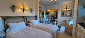 Escritorio, tabla de planchar con plancha, wifi gratis y ropa de cama