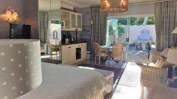 Suite (Platinuim ) | Desk, iron/ironing board, free WiFi, bed sheets