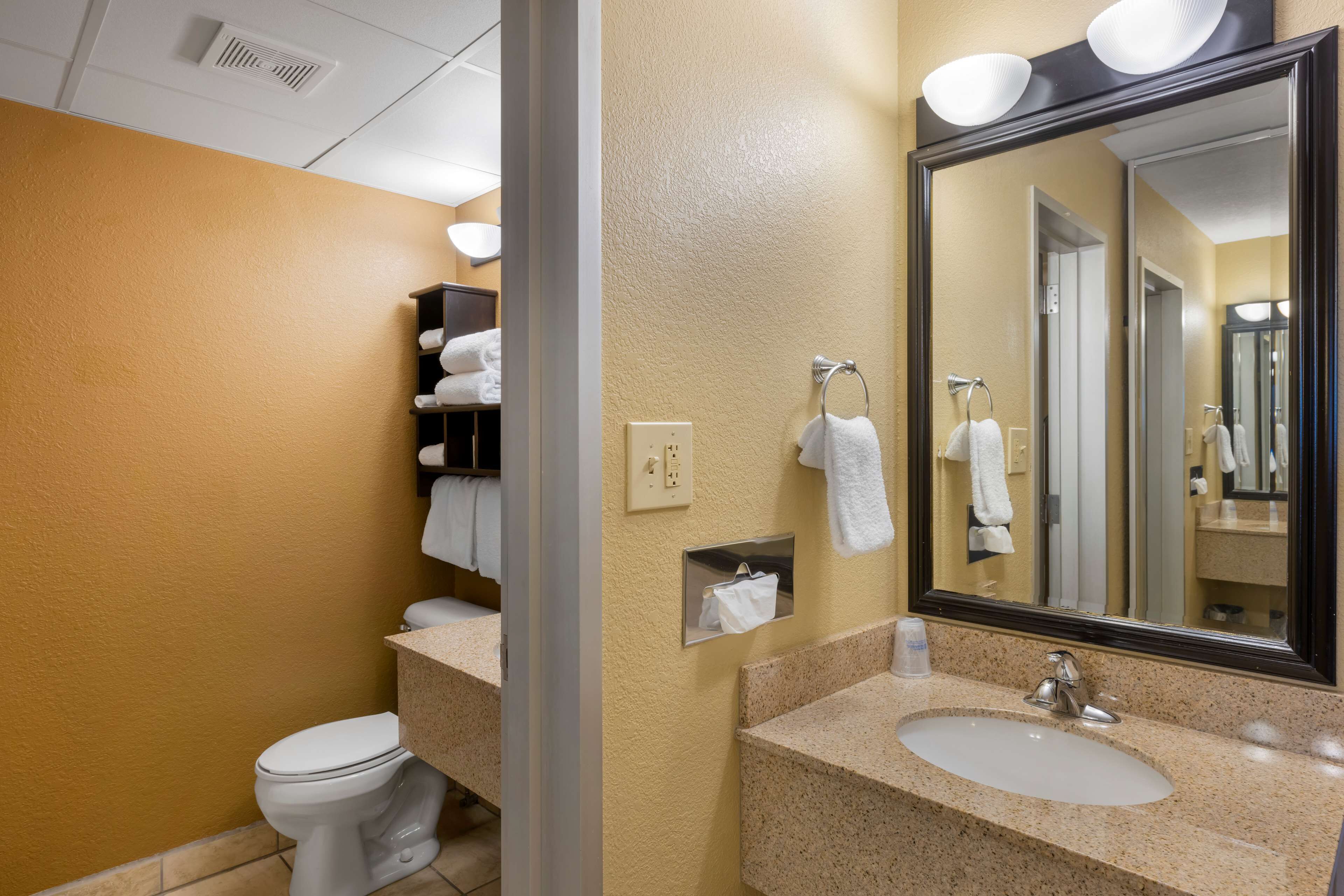 standard room, multiple beds, non smoking, microwave | bathroom | combined shower/bathtub, free toiletries, towels