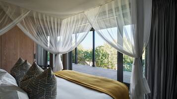 Premium bedding, in-room safe, individually decorated