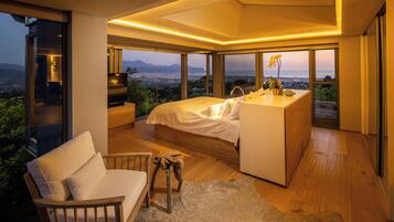 Premium bedding, in-room safe, individually decorated