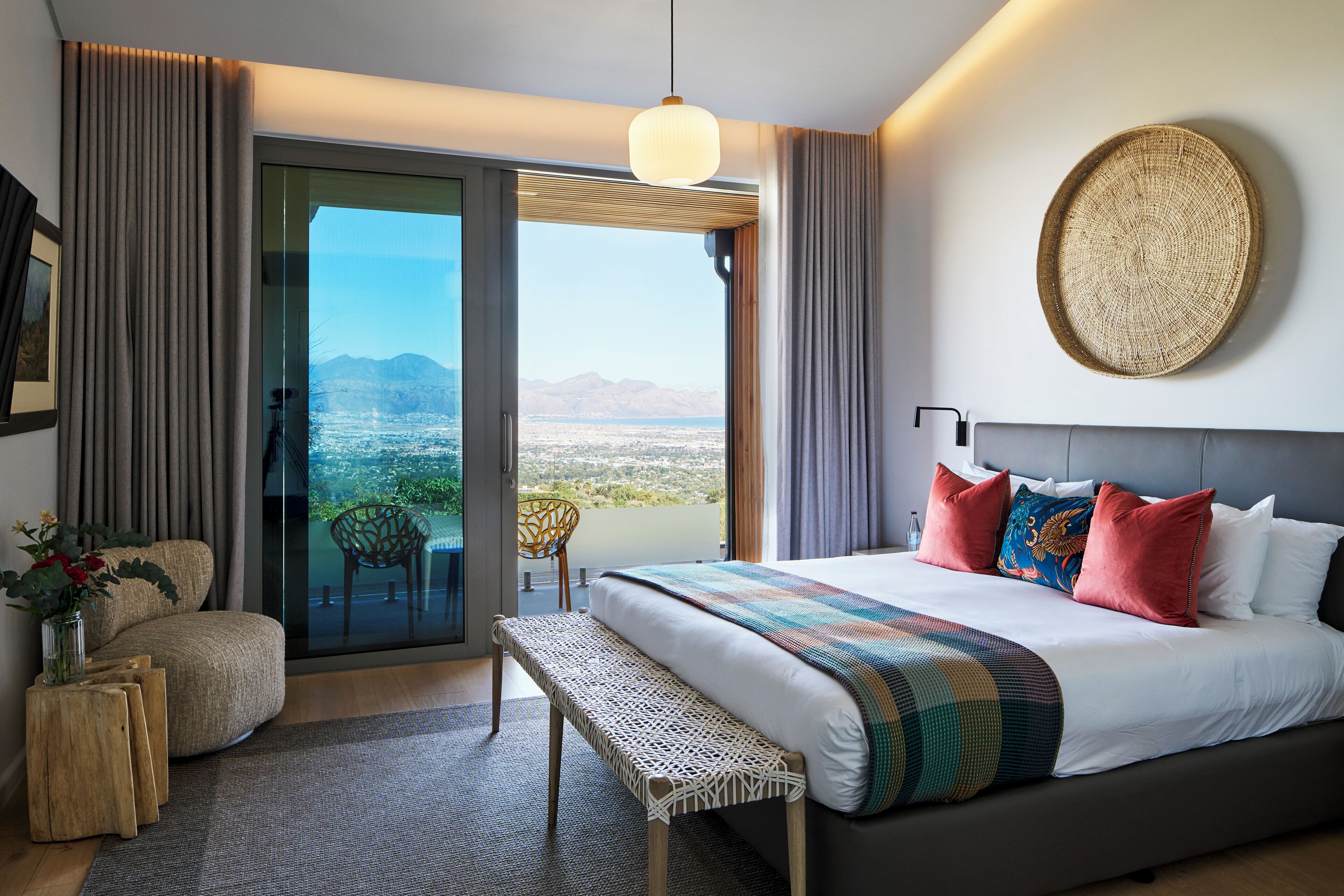 Ylelliset vuodevaatteet, tallelokero huoneessa