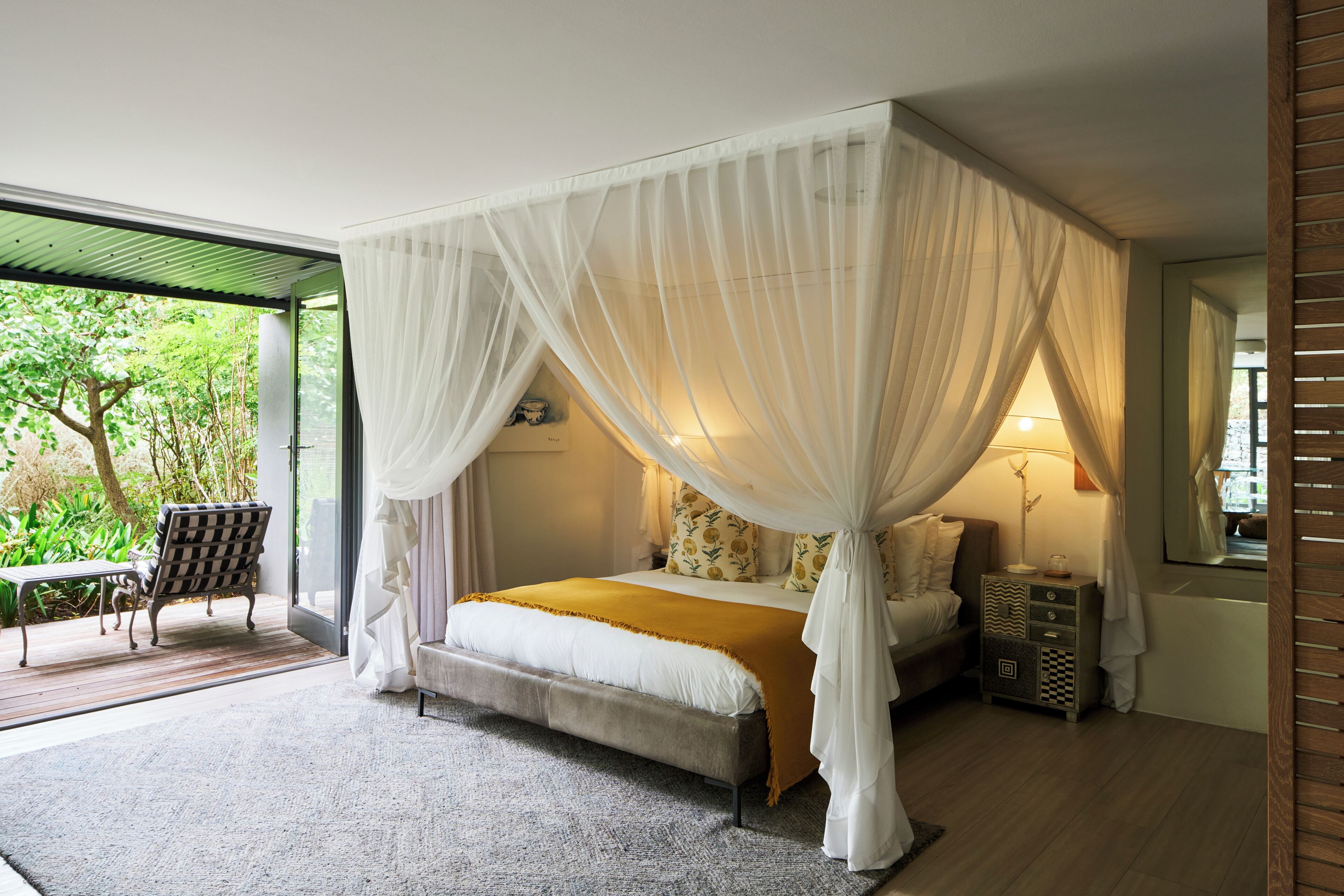 Garden Retreat Suite | Ylelliset vuodevaatteet, tallelokero huoneessa