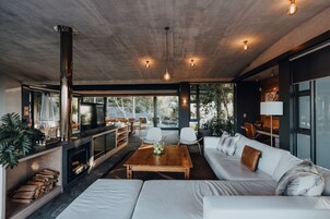 2 Bedroom Villa | Zona de estar | Smart TV de 45 pulgadas con canales por cable, una televisión