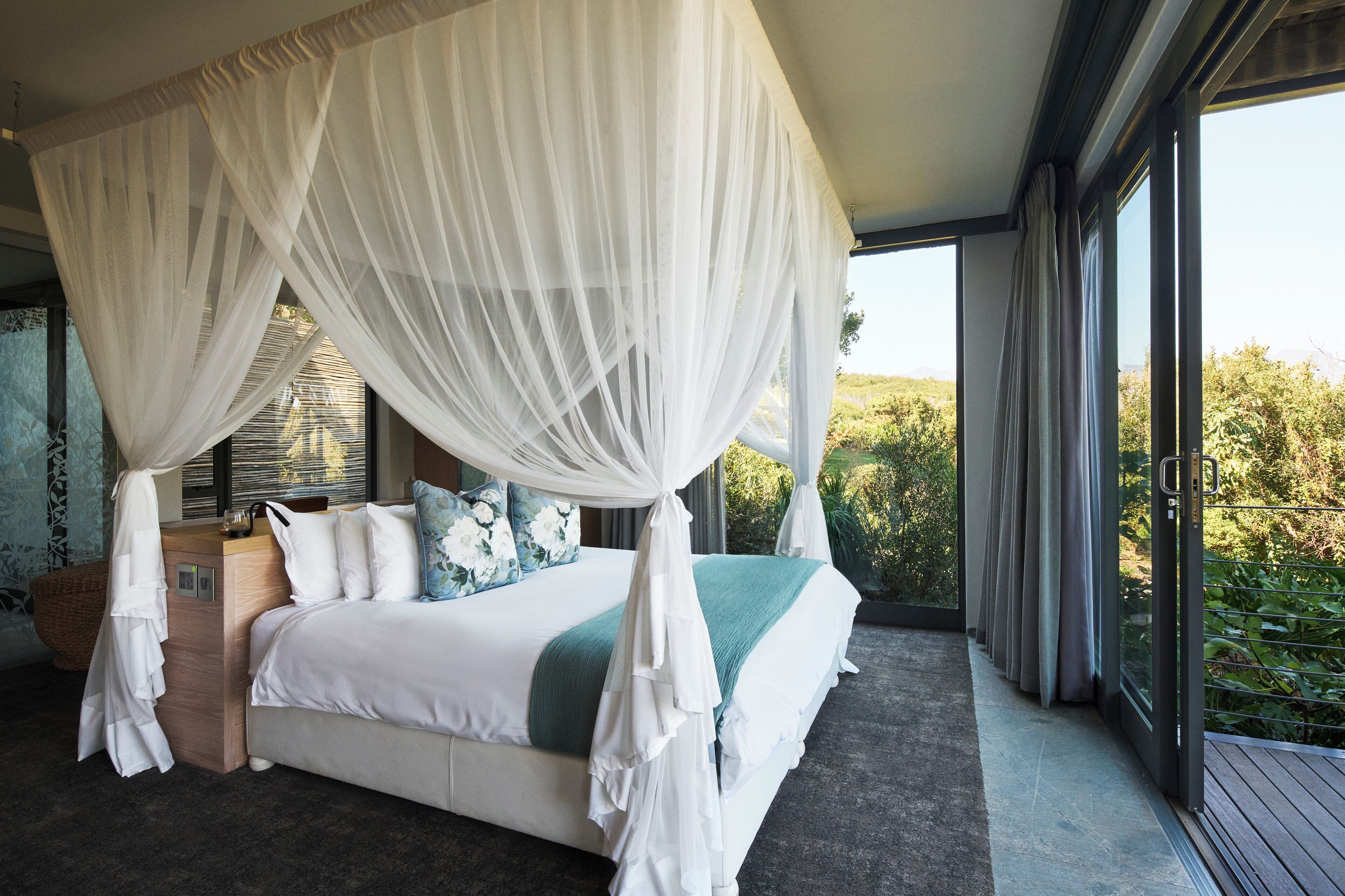 Ylelliset vuodevaatteet, tallelokero huoneessa