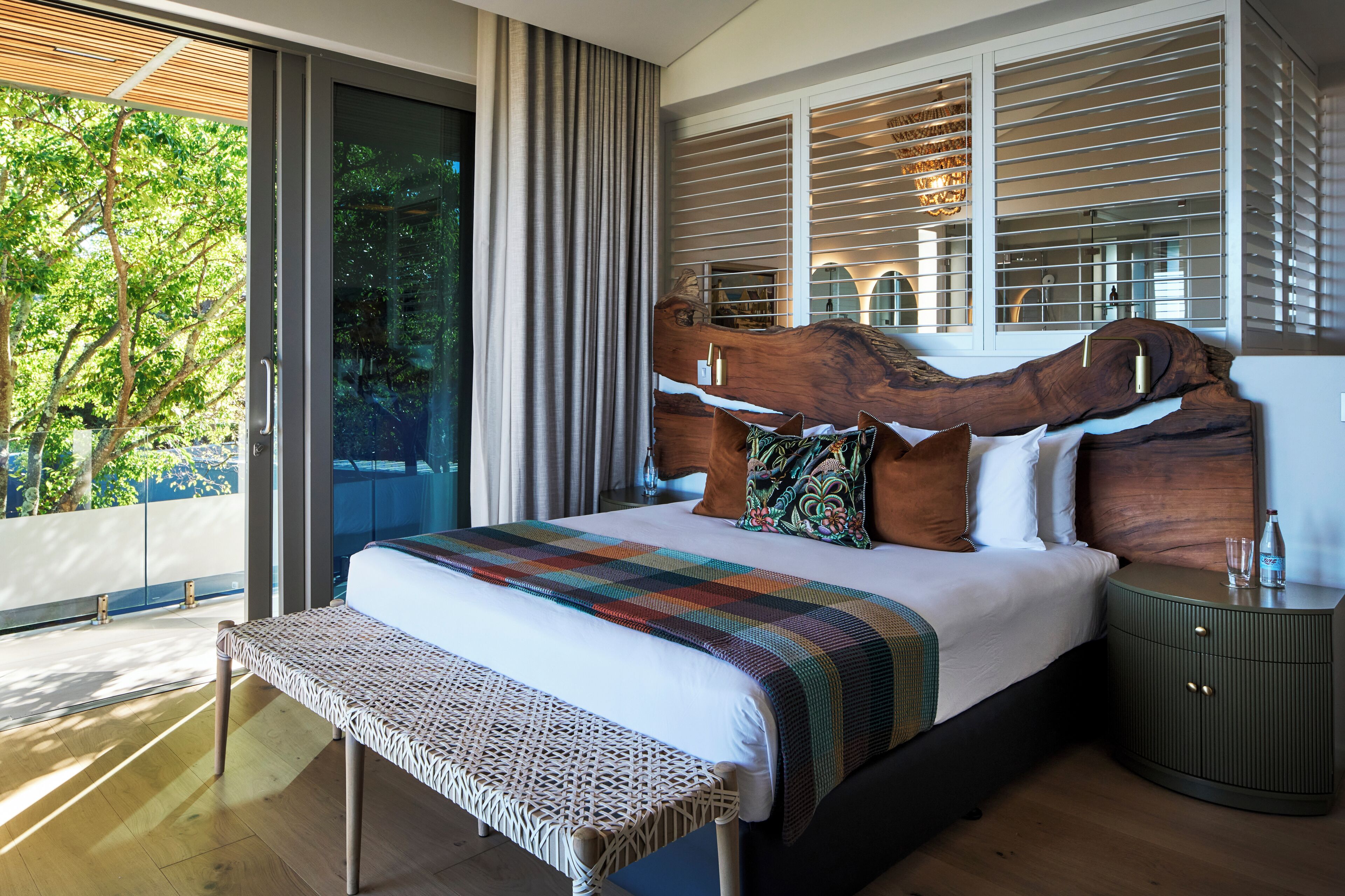 Ylelliset vuodevaatteet, tallelokero huoneessa